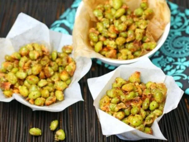 Edamame crocant copt cu usturoi și parmezan