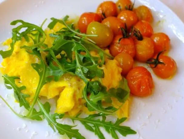 OMELETĂ CU RUCOLĂ ȘI ROȘII CHERRY