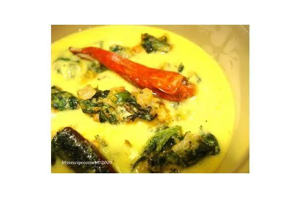 Kadi Pakoda nord-indian în sos de curry de făină de năut