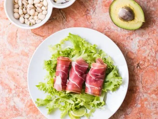 Rețetă pentru bombă cu grăsime din prosciutto și avocado, 5 minute [Paleo, Keto]