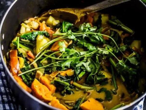 Curry cu cartofi și nucă de cocos