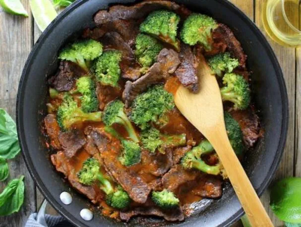 Vită thailandeză cu broccoli