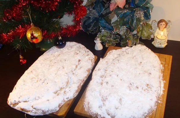 Stollen german tradițional de Crăciun cu marțipan de migdale