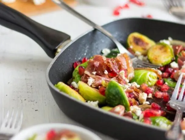 Salată de varză de Bruxelles cu prosciutto