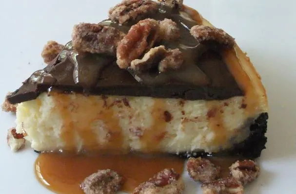 Deliciu de Cheesecake cu Ciocolată-Caramel-Pecani